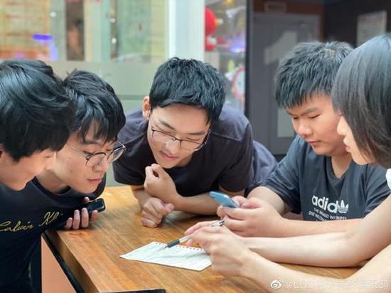 群友热议比心现象引发的讨论